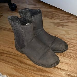 Women’s UGG Larra Boot size 9